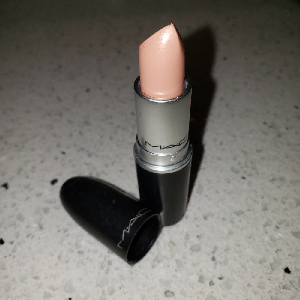 MAC cremesheen lipstick in Creme D' Nude